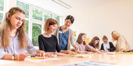 Jugendliche Patientinnen zeichnen und basteln in der Kunsttherapie