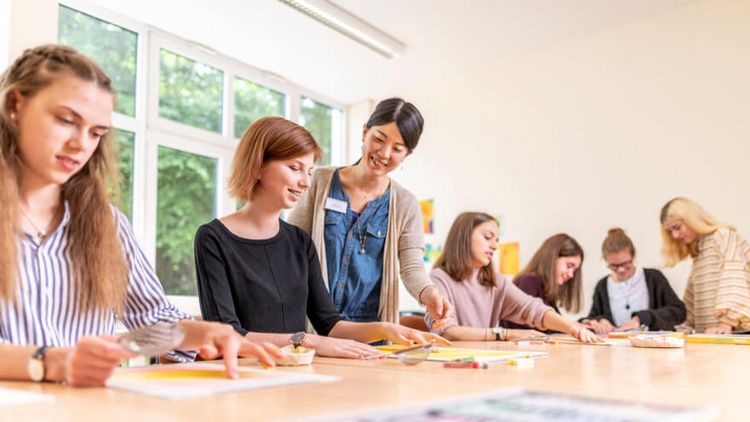 Jugendliche Patientinnen zeichnen und basteln in der Kunsttherapie