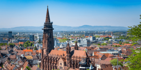 Blick auf die Altstadt und das Freiburger Münster vom Schlossberg aus