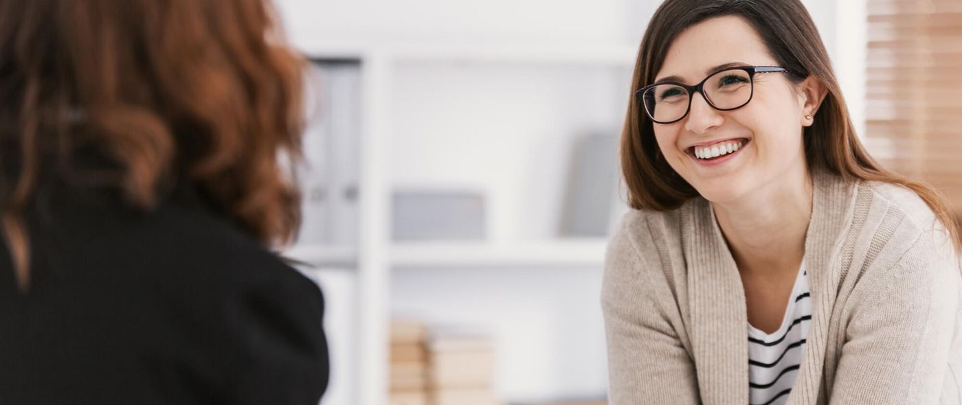 Freundliche Theapeutin spricht mit Patientin