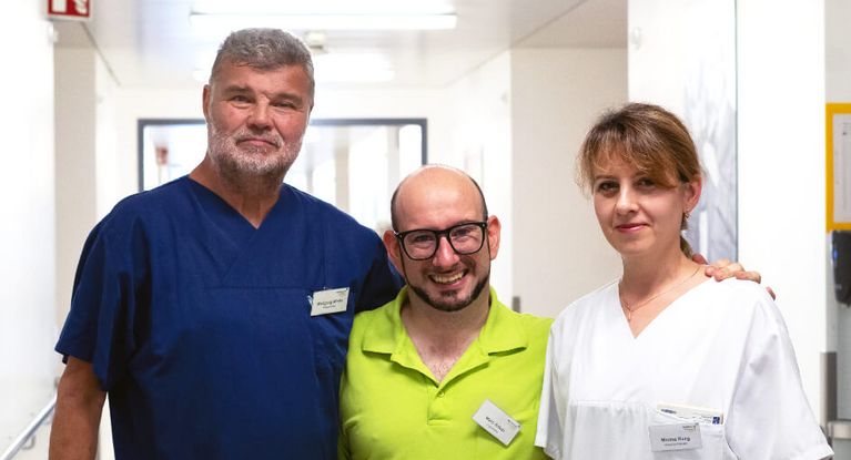 Ein starkes Team schaut in die Kamera