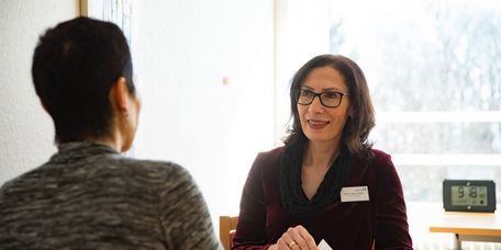 Therapeutin spricht mit Patientin