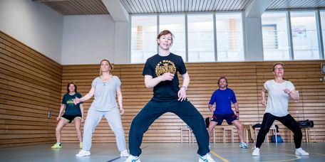 Eine Gruppe tanzt in der Turnhalle