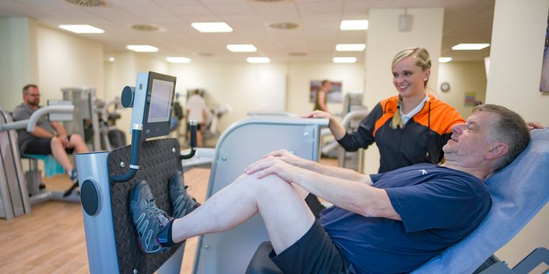 Patient trainiert an der Beinpresse