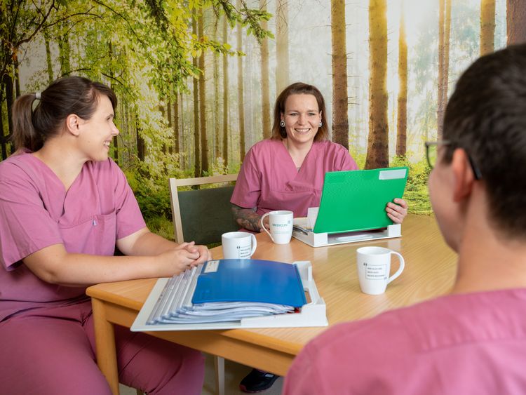 Pflege bei MEDICLIN: Hand in Hand auf Station