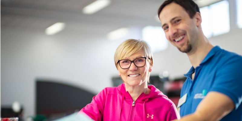 Patient und Therapeutin in der Klinik