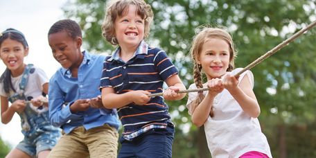 Kinder beim Seilziehen