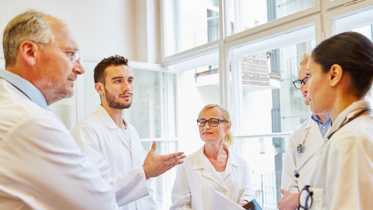 Ärztinnen und Ärzte verschiedener Generationen tauschen sich aus