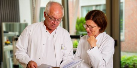 Ärztin und Arzt besprechen sich