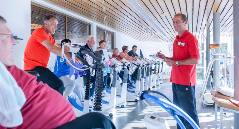 Adipositas: Patient beim Ergometertraining