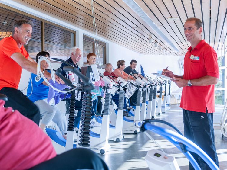 Adipositas: Patient beim Ergometertraining
