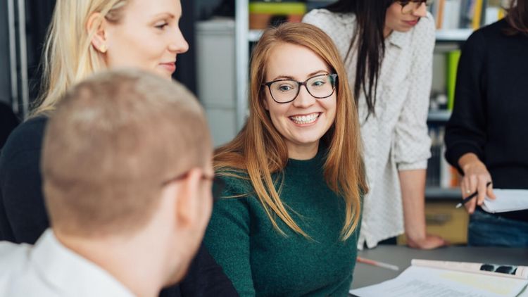 Junge Menschen arbeiten zusammen an einem Projekt