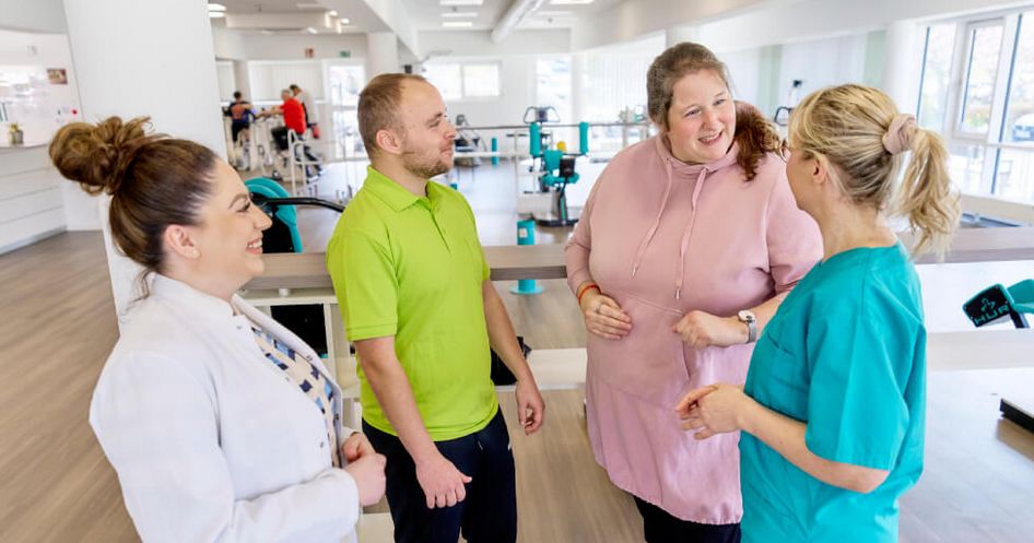 Patientin, Therapeuten und Ärztin im Sportpark