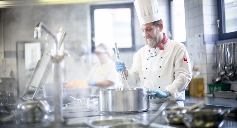 Küchenmitarbeiter*in