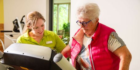 Patientin trainiert am Gerät