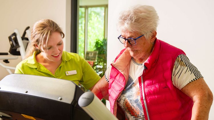 Patientin trainiert am Gerät