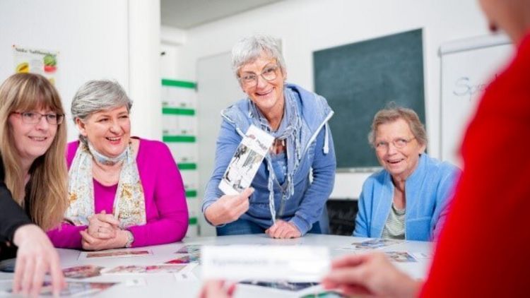 Patienten legen in der Gruppe logopädische Wortkarten