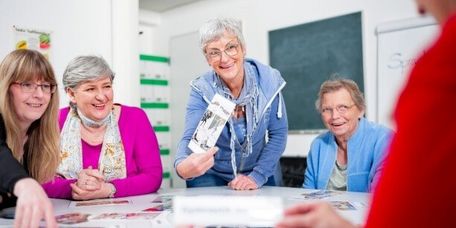 Patienten legen in der Gruppe logopädische Wortkarten