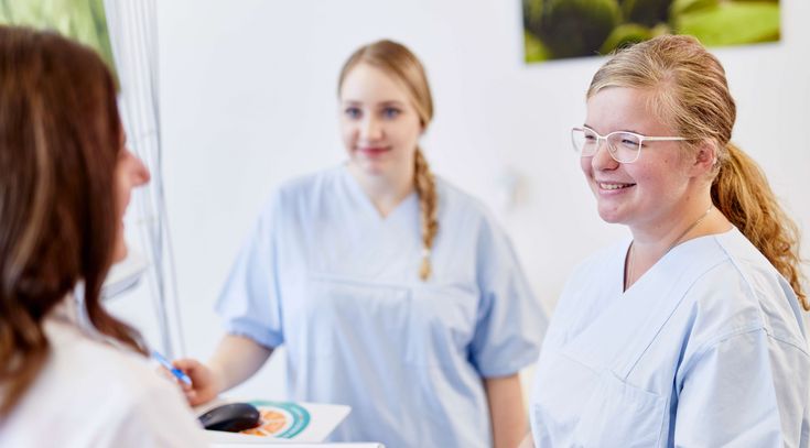 Medizinische Fachangestellte im Gespräch mit Patientin