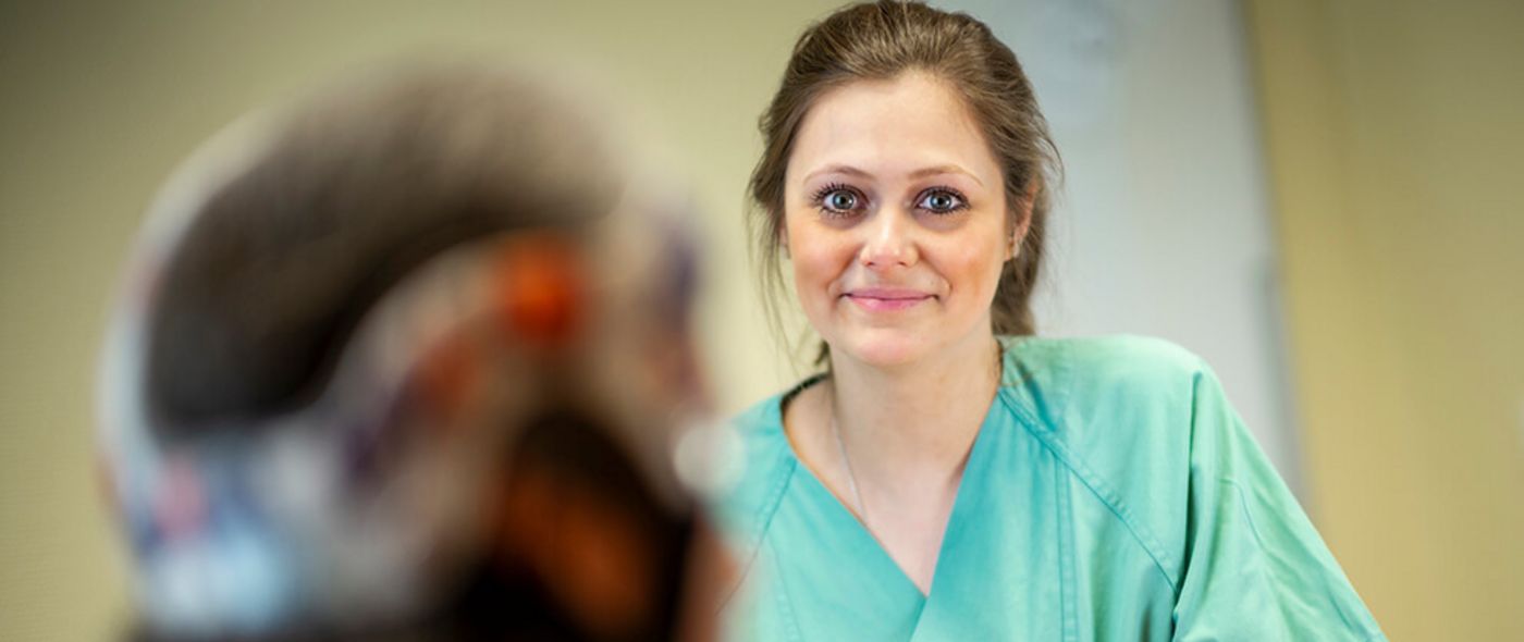 Patient und Therapeutin beim Sprechtraining in der Logopädie