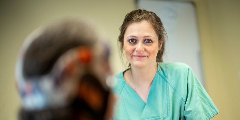 Patient und Therapeutin beim Sprechtraining in der Logopädie