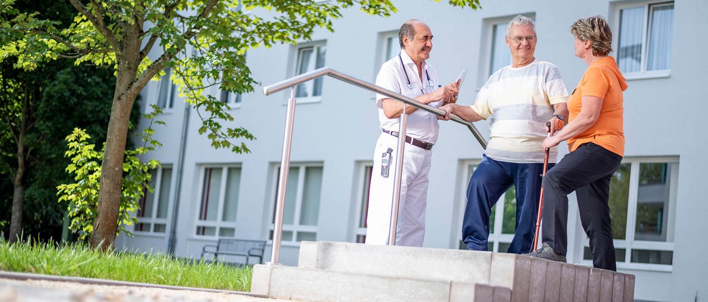 Therapeuten und Ärzte unterstützen Patienten in der Gehtherapie