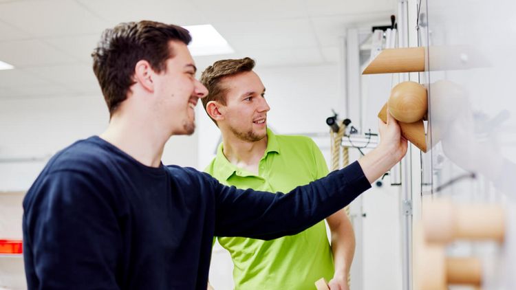 Therapeut trainiert Patienten in der medizinisch-beruflich orientierten Reha