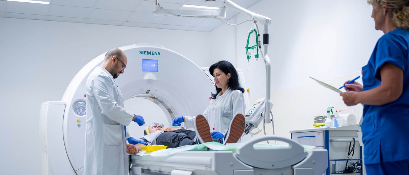 Arzt und Pflegekraft bereiten Patienten auf CT-Scan vor