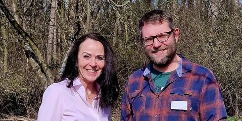 Das Team der Bewerbersprechstunden steht gemeinsam im Wald