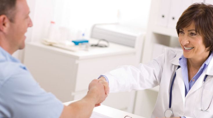 Patient schüttelt Hand einer Ärztin