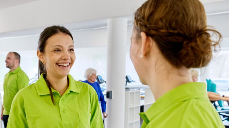 Zwei junge Therapeutinnen haben Spaß bei der Arbeit