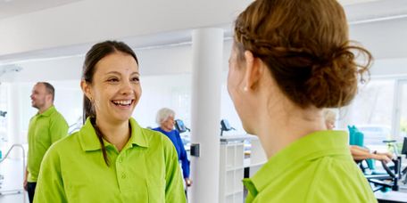 Zwei junge Therapeutinnen haben Spaß bei der Arbeit