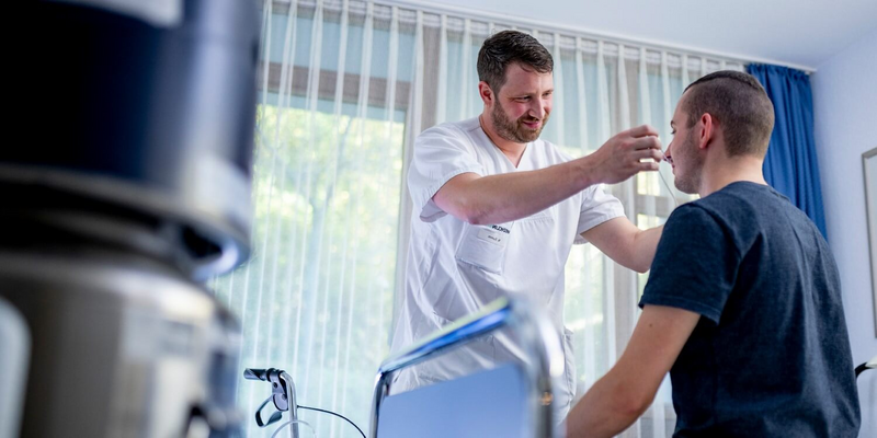 Pflegekraft und Patient