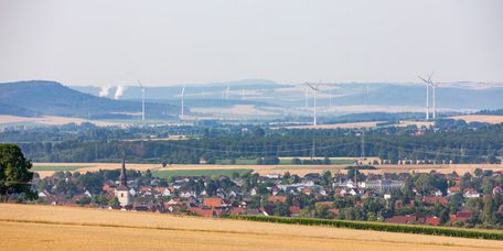 Blick auf Bad Münder in Niedersachen und umliegende goldgelbe Felder