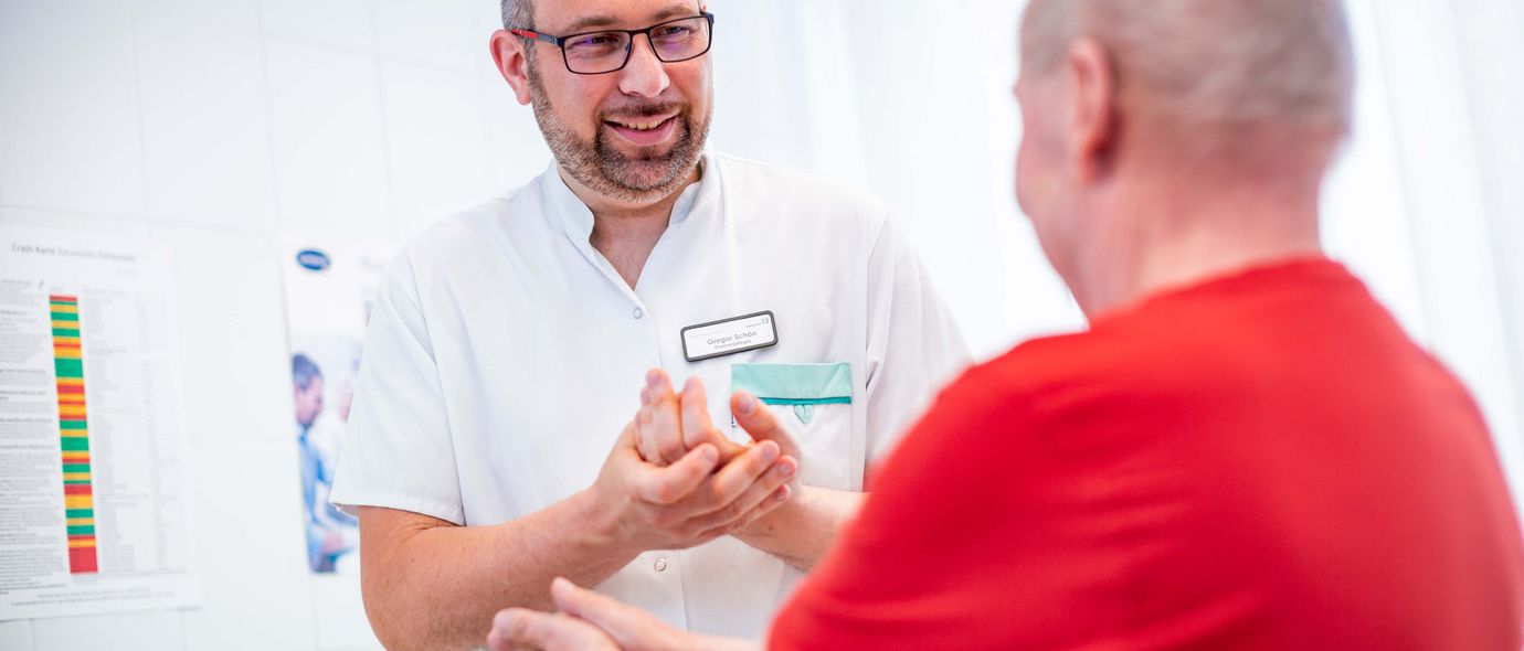 Pflegekräfte desifizieren ihre Hände