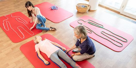 Junge Patientinnnen bei der Körperbild-Therapie