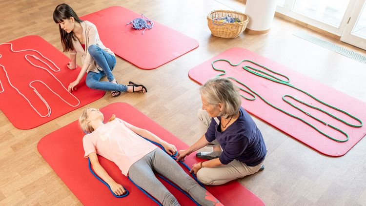 Junge Patientinnnen bei der Körperbild-Therapie