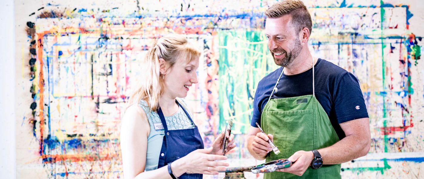 Patient und Therapeutin bei der Kunsttherapie 