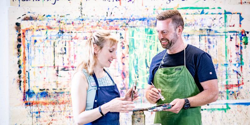 Patient und Therapeutin bei der Kunsttherapie 